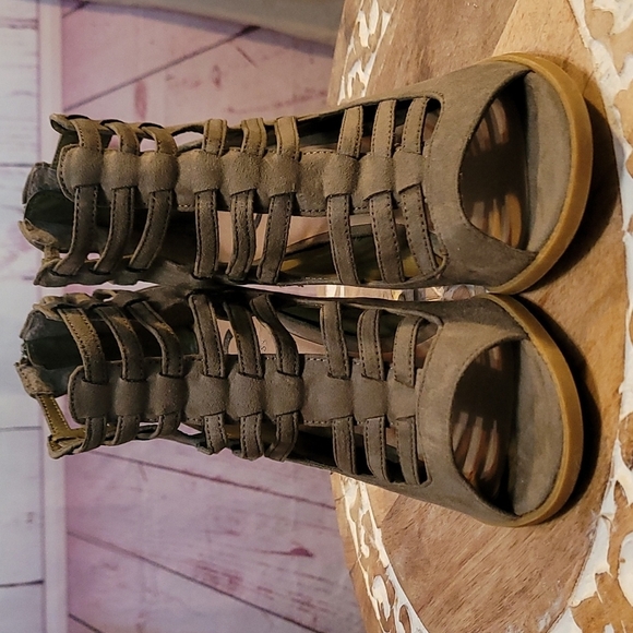 G by Guess Gladiator Stlye Peep-toe Suede Shoes w/Stacked Heel - Taupe - Picture 4 of 12